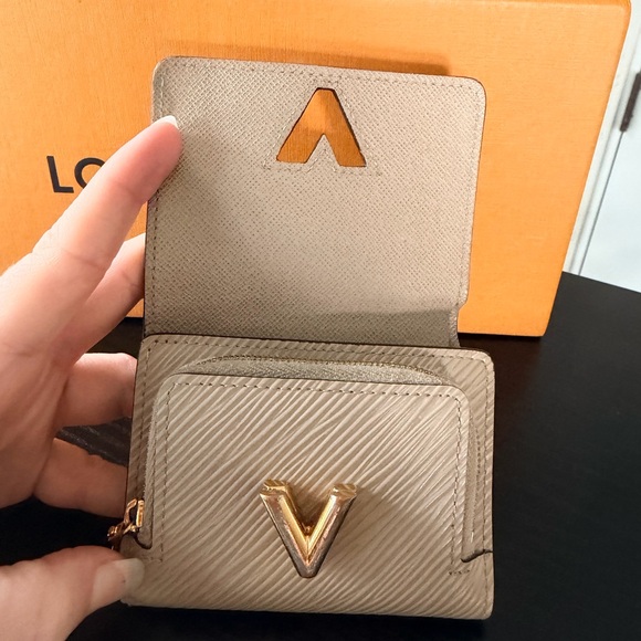 Louis Vuitton Epi PORTOFOIL TWIST LOCK COMPACT XS Compact Wallet Tan - Picture 6 of 16